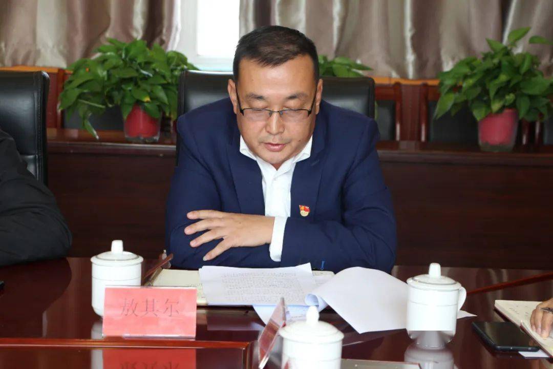 吉兰泰镇党委书记张军生代表镇领导班子从4个方面32个问题作了对照