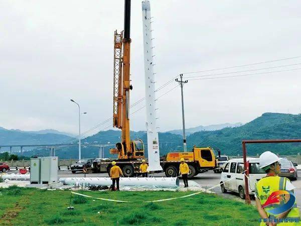 工人安装5g通信塔