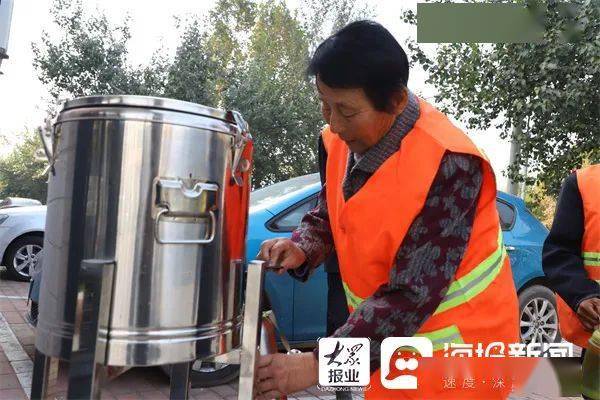 杨桂珍,杨延生,吴孟森等5人负责华鲁街700余米区域的保洁,每天早上5点