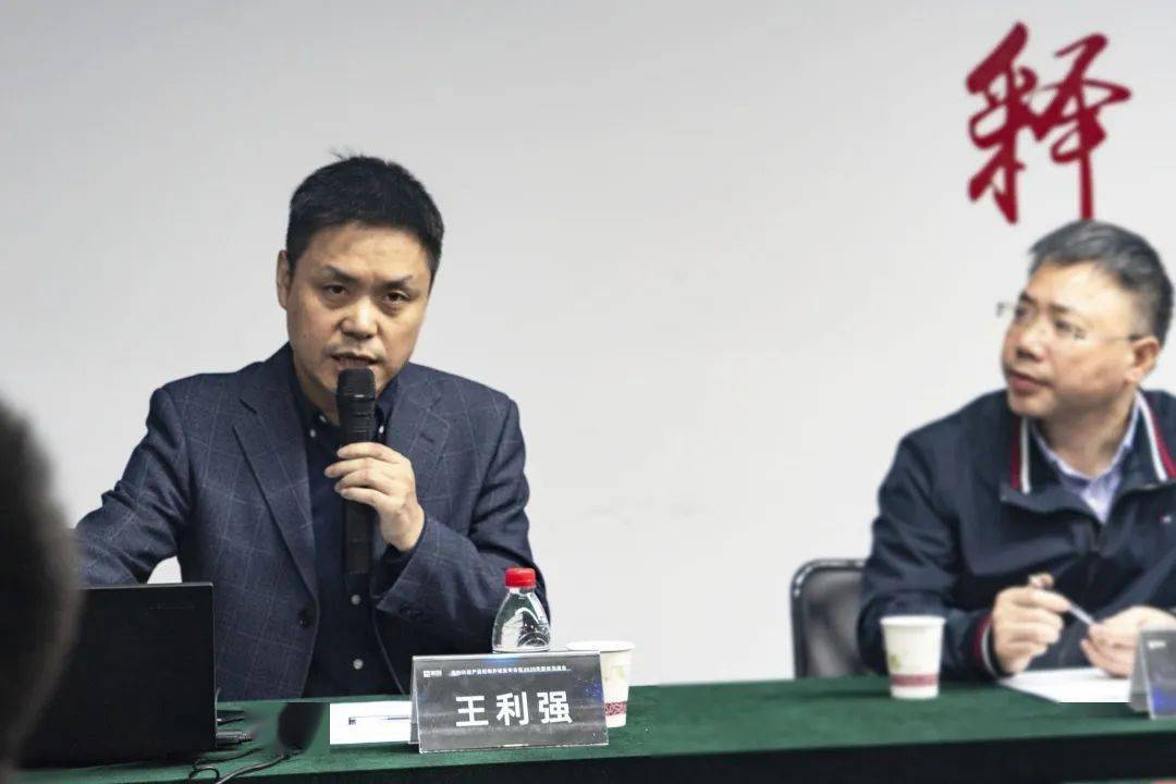会上,美创科技副总经理王利强对新一代数据安全架构进行详细介绍.