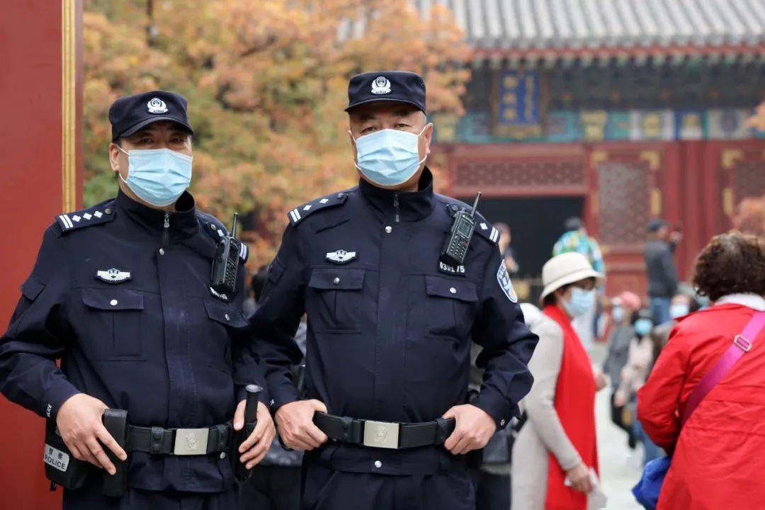 红叶映红心,北京警察一心为民!