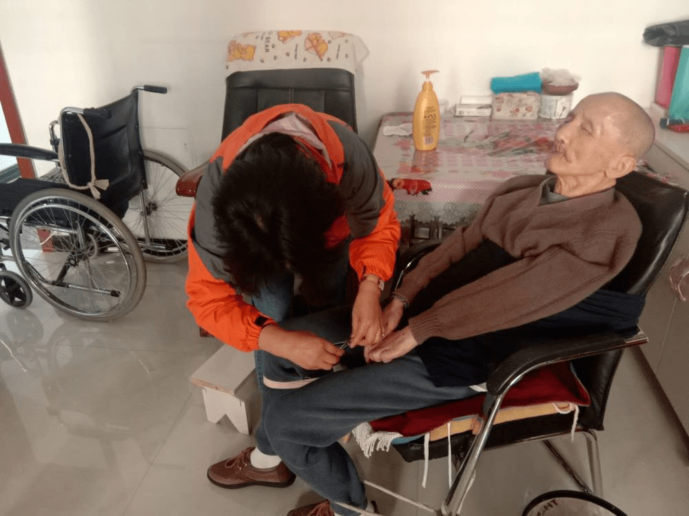 华榆社区"义剪"活动 ○华榆社区工作人员和网格长上门为病患老党员
