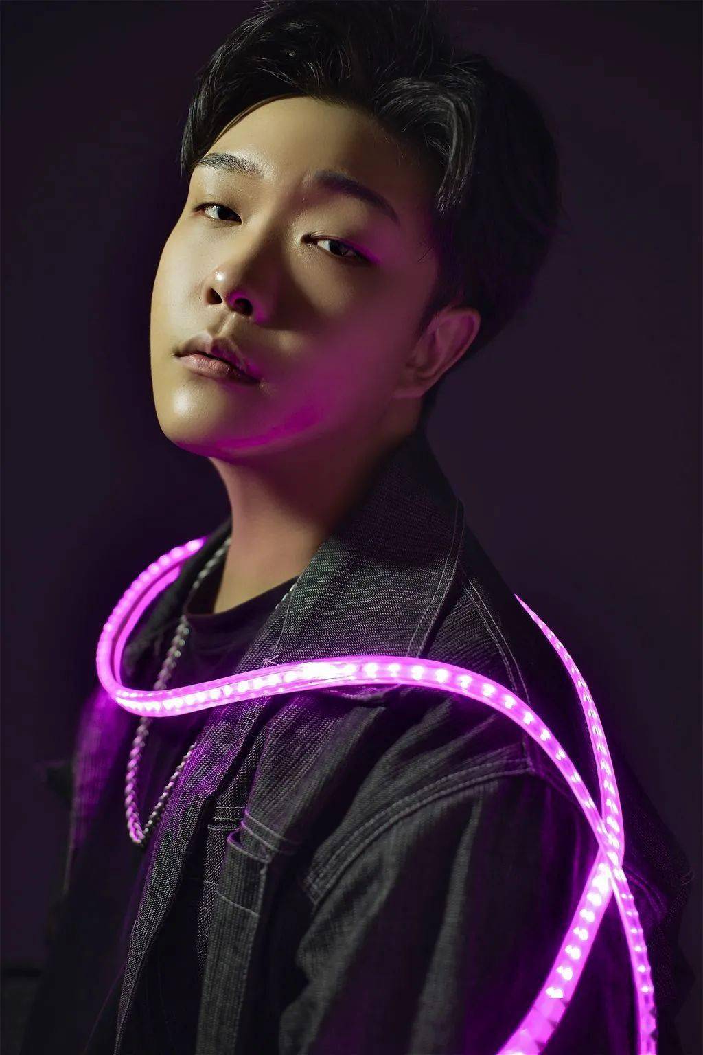 身高192cm的吴俊豪就读于北京现代音乐学院,曾斩获2015香港声乐公开赛