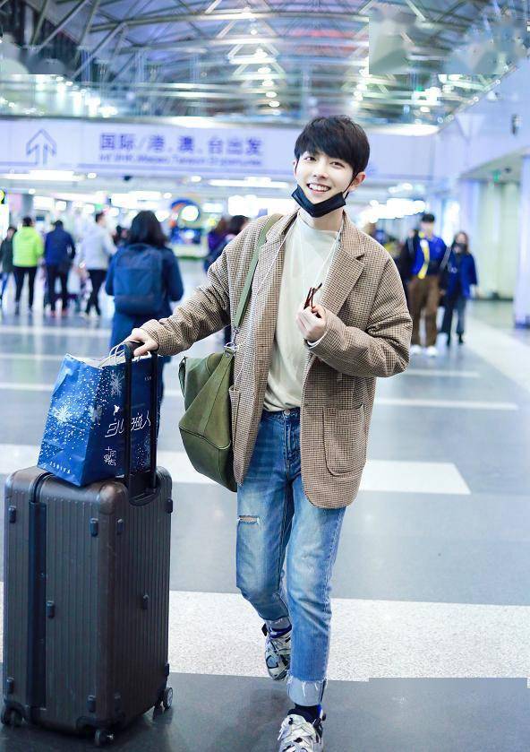 肖战换错发型像整容剃寸头变方脸老5岁终于看出快30岁