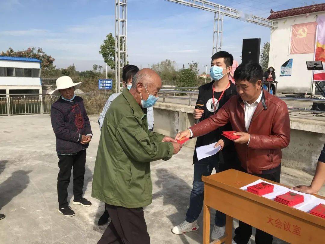 新洲李集爱心企业家捐赠10万元慰问高龄老人