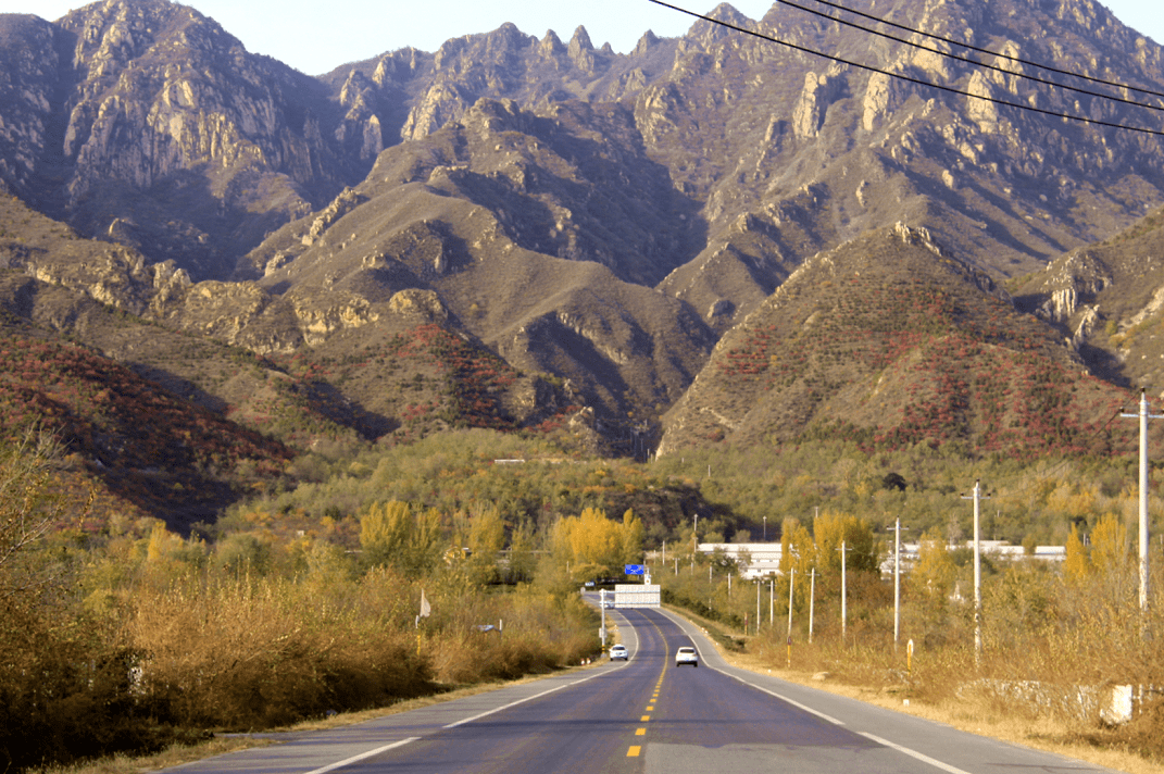 延庆公路分局供图此外,由于松闫路现况道路急弯多,纵坡大,路侧临崖,遇