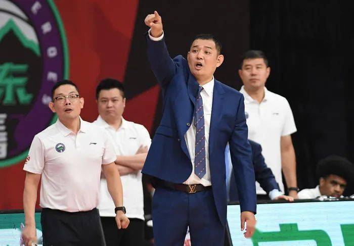 山东男篮2分惜败新疆 哈里斯一分未得_唐才育