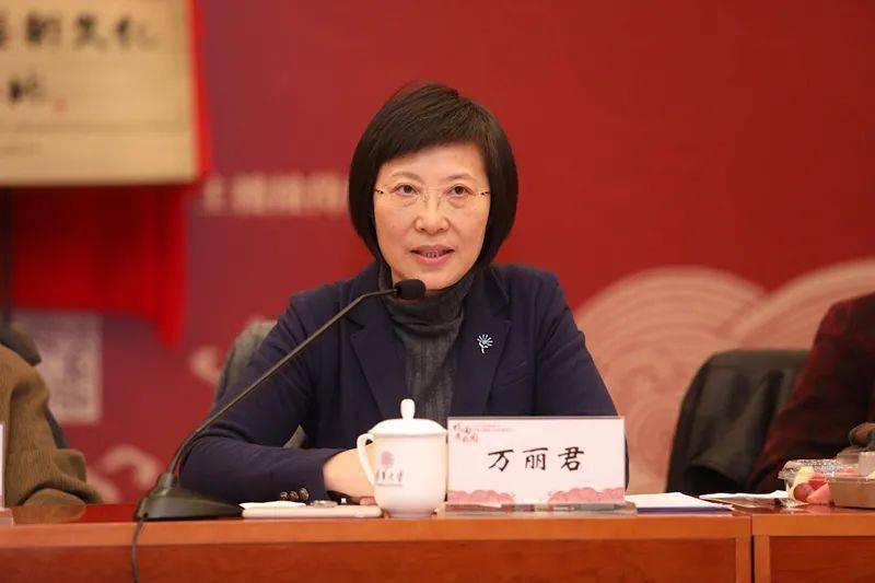 教育部体育卫生与艺术教育司副司长万丽君接受中国之声《新闻有观点》