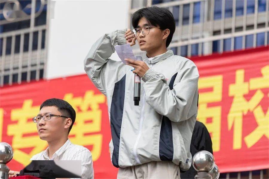 校园因运动而精彩温二职专第七十届校园运动会隆重举行