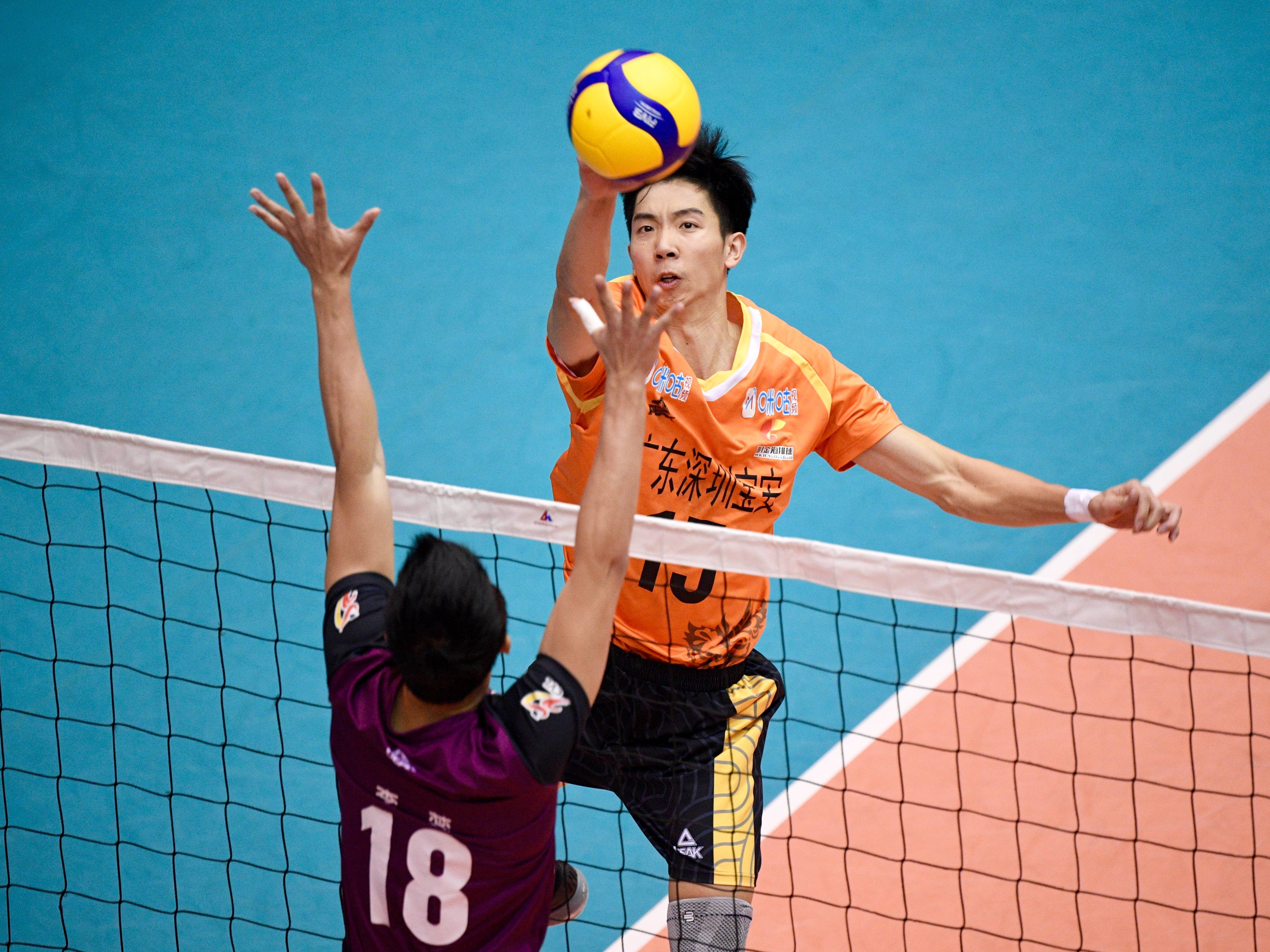 10月28日,广东队球员郑光源(右)比赛中进攻