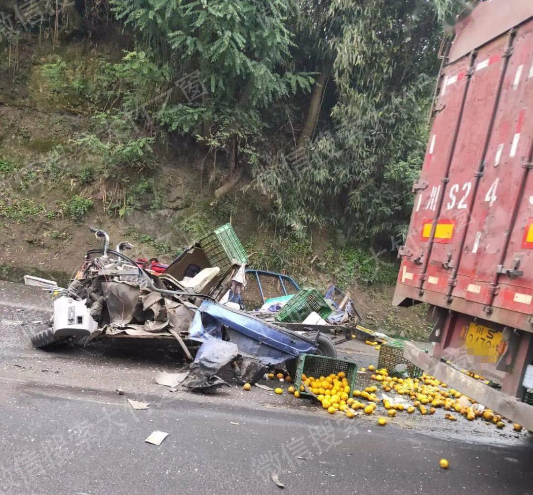 大竹一三轮车与半挂车相撞车被撞散架