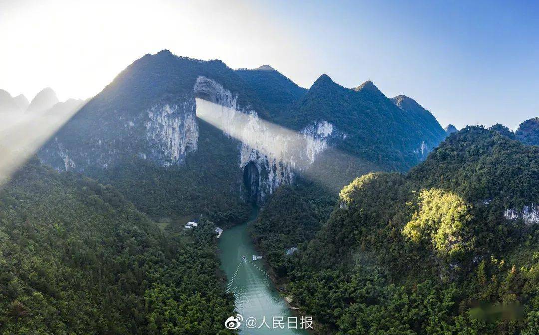 貴州安順:#陽光穿過山洞形成奇特光柱#】25日,貴州紫雲縣格凸河風景區