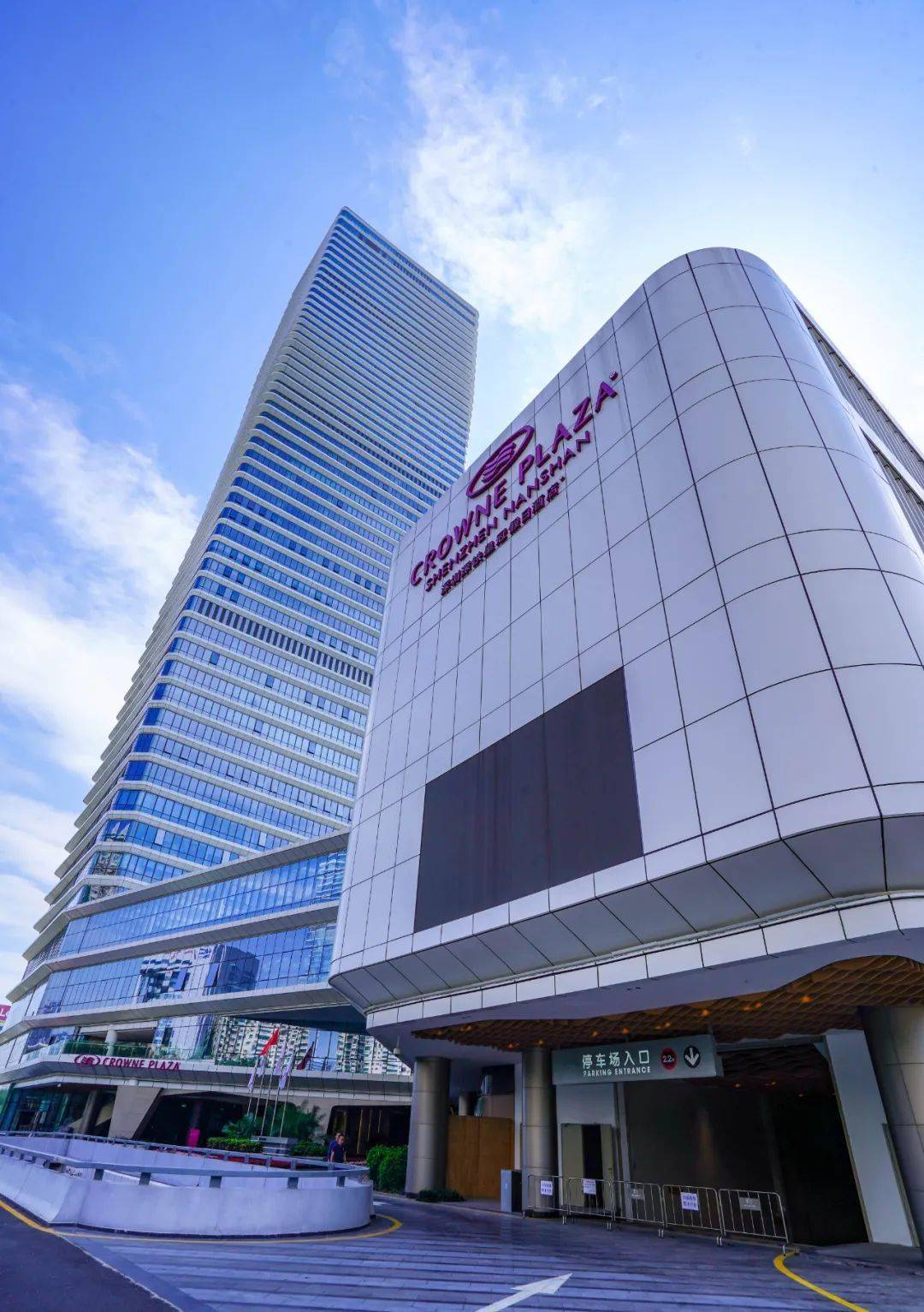 深圳新添一家云端皇冠假日酒店48层空中泳池地铁上盖位置商旅度假两不