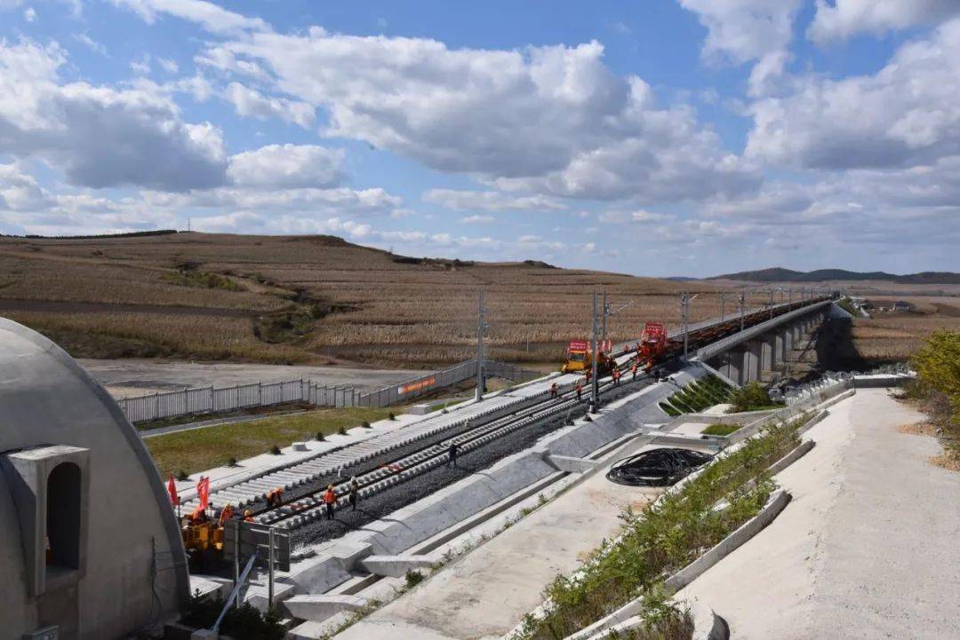 全线长372公里,是我国《中长期铁路网规划》的主要建设项目和国家"