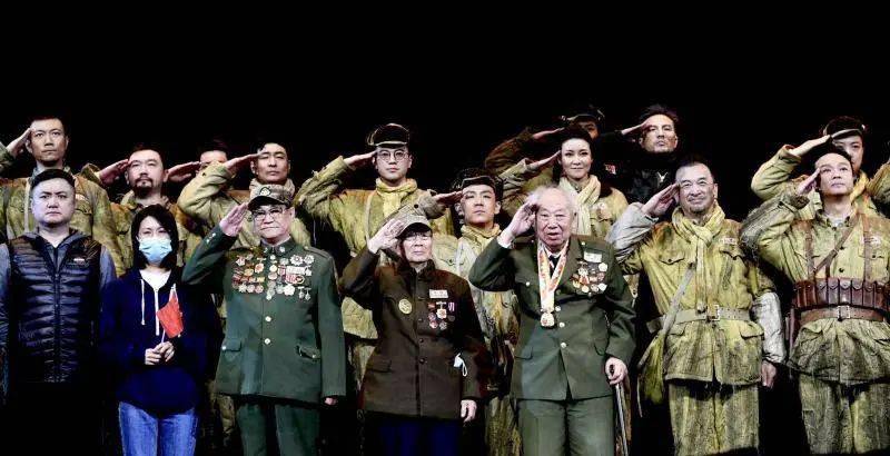 志愿军老兵在台下看台上的"自己"10月25日,中国人民志愿军抗美援朝