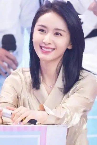 看了她的最新剧照我脑海里有了小说里大小姐的脸