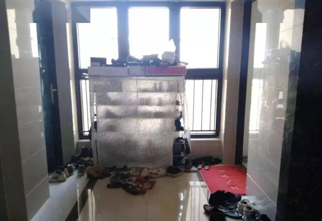 小区业主,让我们一起清理门前鞋架,楼道杂物!请支持配合!