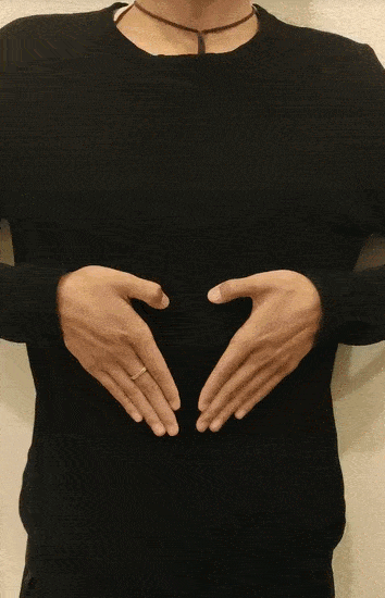 双手平放在两肋,由内向外两侧分开按摩.