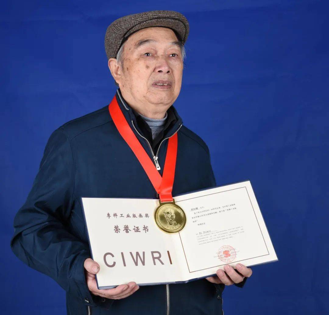 《灿烂的微笑》周瑞生摄《插楔》杜建群摄《躬身相授》曾琪摄