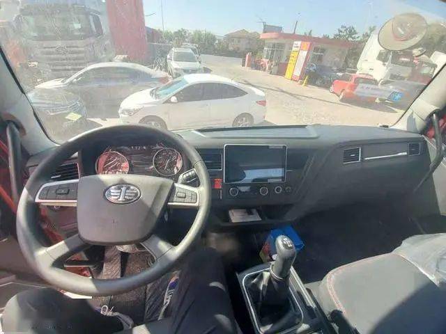 2020款解放旗舰中卡j6l实拍内饰外观更高级168万的售价很实惠