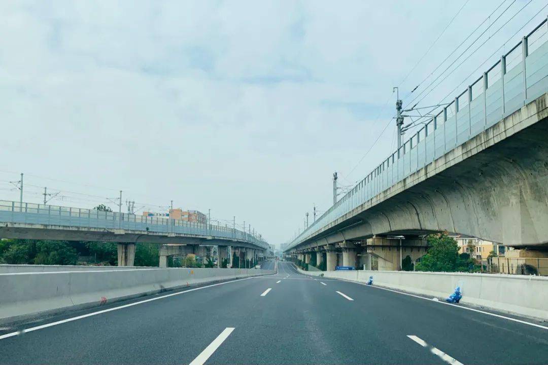 如果前往岳麓区办事旅游,潭州大道无疑更加方便,但要小心驾驶以免发生