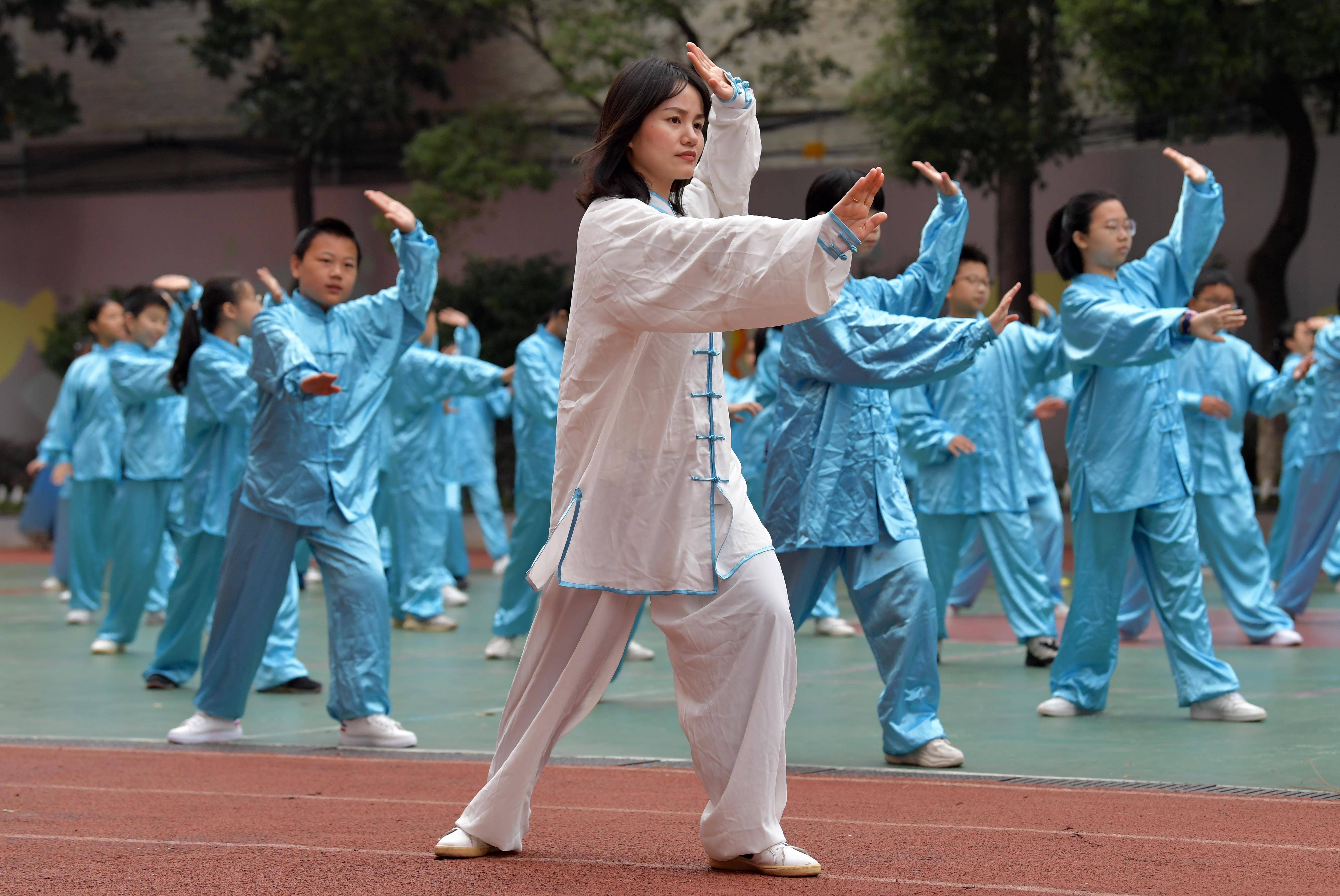 南昌,2020年10月29日10月29日,学生在老师的带领下练习太极拳