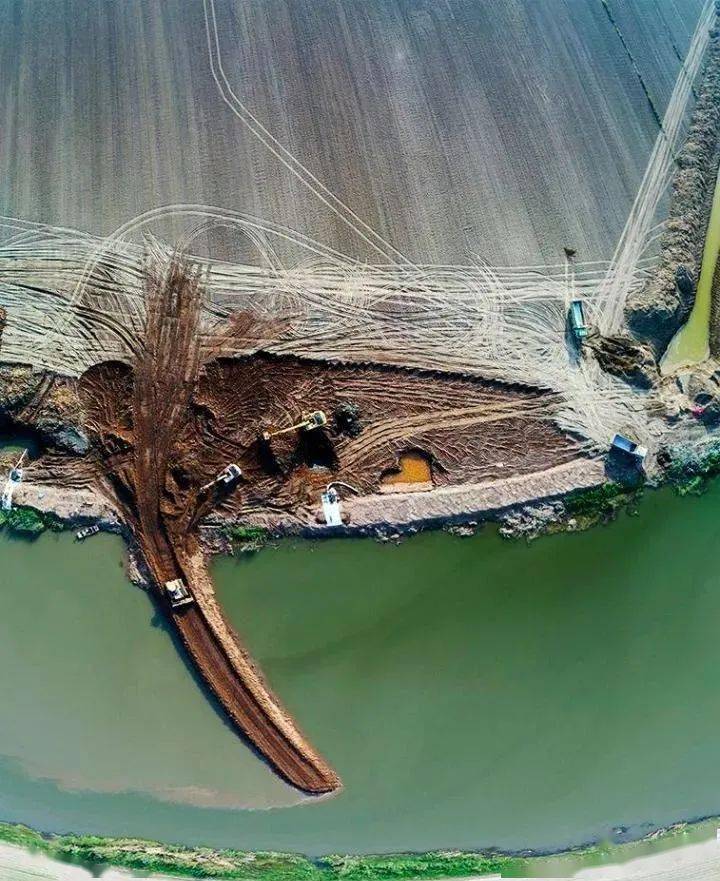 800多台套设备超过1500名工人在宿鸭湖畔填筑人工岛一派繁忙景象