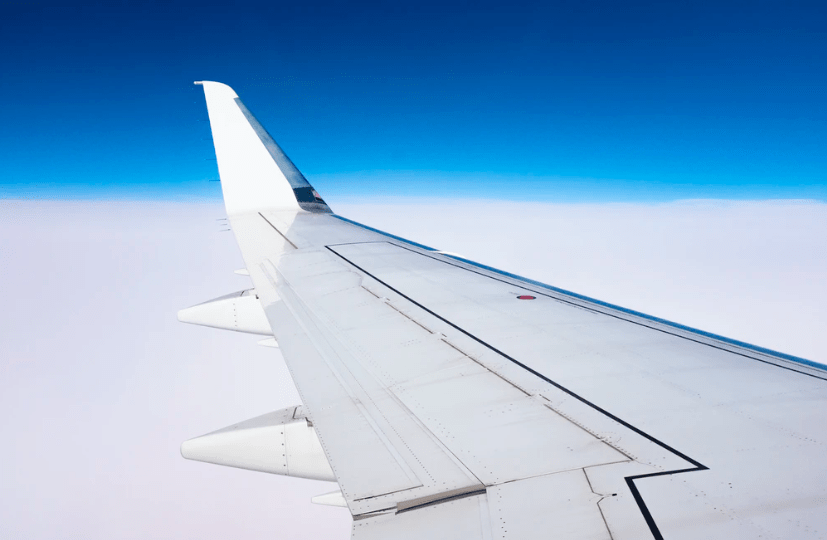 还设计了一个襟副翼(比如波音787客机)