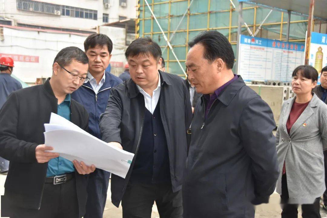 淅川县委书记卢捍卫实地察看二院迁建项目建设进度