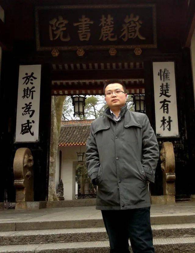 王家安出生在天水秦州一个古香古色的四合院里,那是