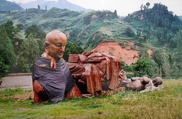 2008年,陕西蓝田,终南山下被丢弃的佛像. 赵利文/摄.