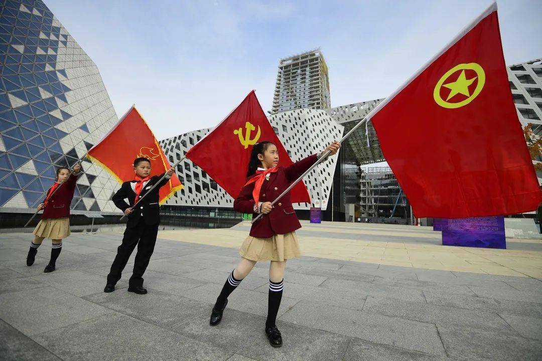 "争做好队员,筑梦新时代"——党,团,队旗传递至文化地标一院三馆