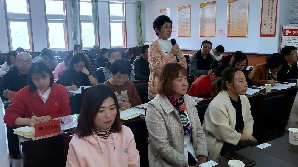 头条靳斐云一行深入准格尔旗第二中学调研