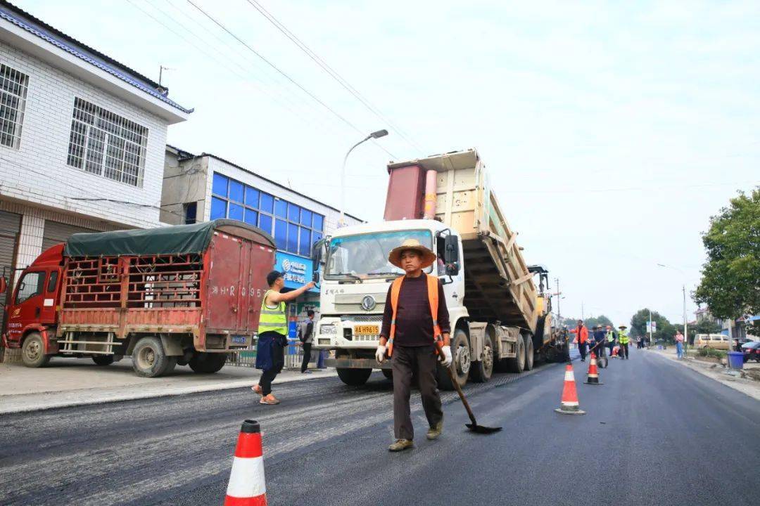 s221公路大修进入尾声提质改造项目正繁忙而有序地进行(宁乡坝塘至