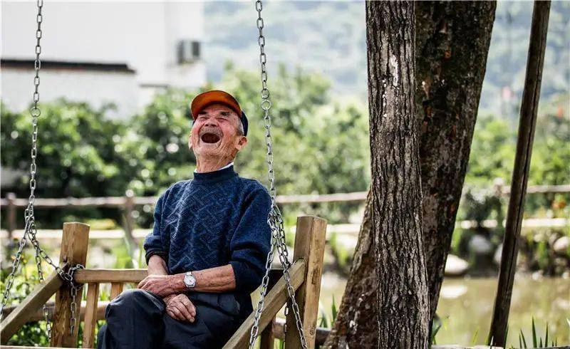 近年来,尖山坚持为幸福晚年"加码",先后开展了"老年证","老年优待卡"