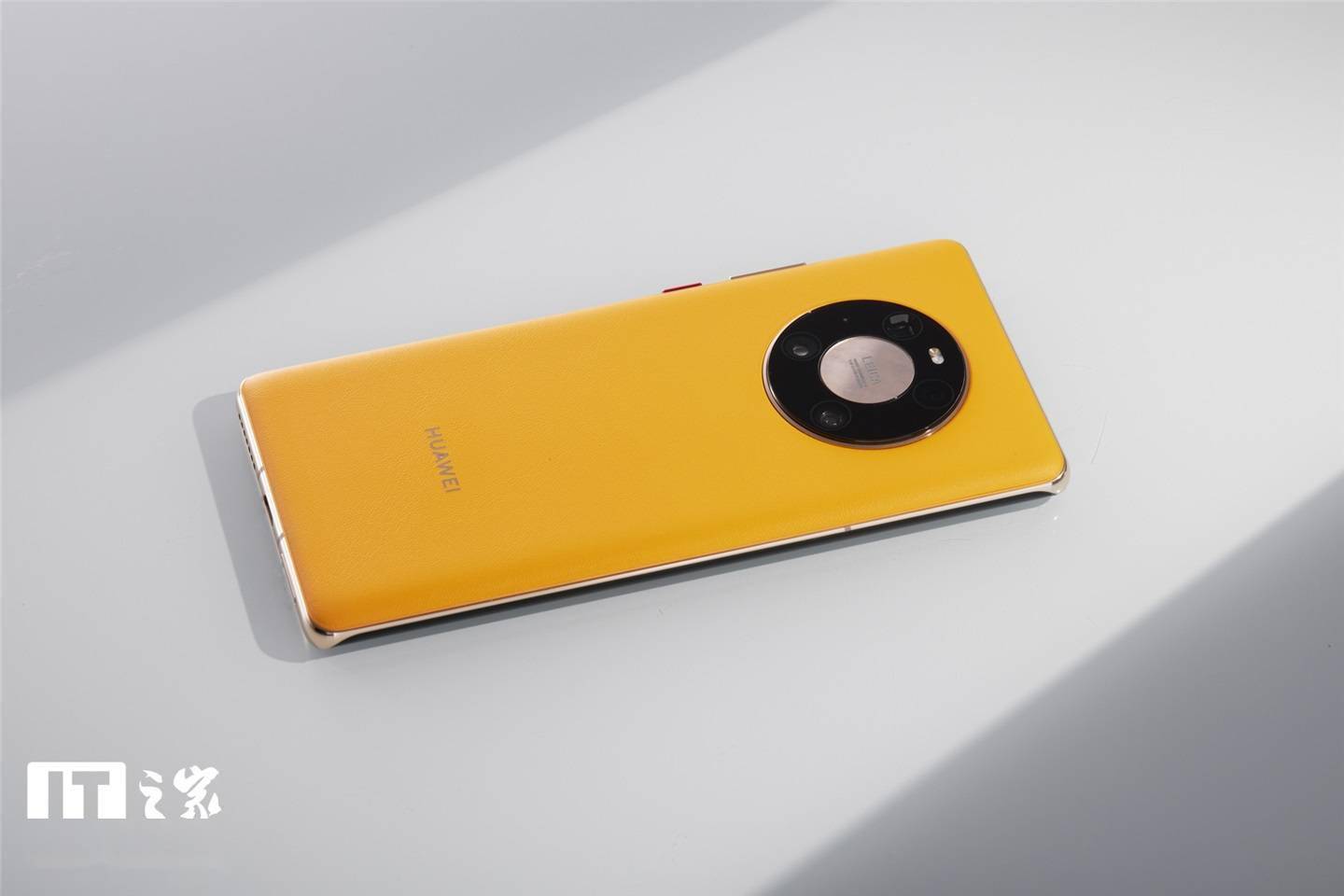 华为mate40pro秋日胡杨图赏星环设计亮眼