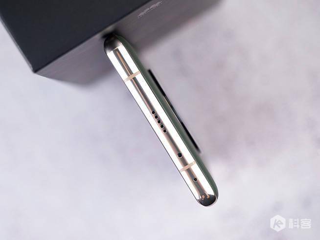 为提供更佳的外放听感,华为mate40 pro配备上下立体双扬声器,音量和声