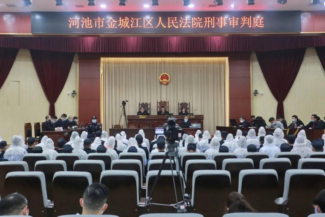 成员相约剃光头,绝对服从指挥,广西"光头帮"42人受审,首犯获刑25年被