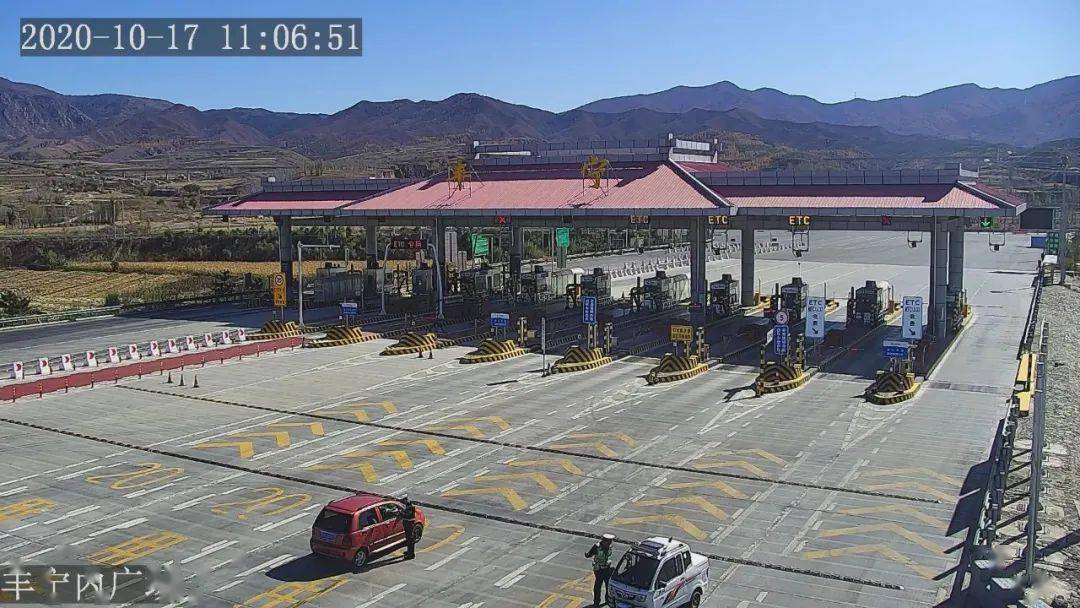 10月17日上午,张承高速二大队民警路海舰,王新龙等在丰宁收费站出口处