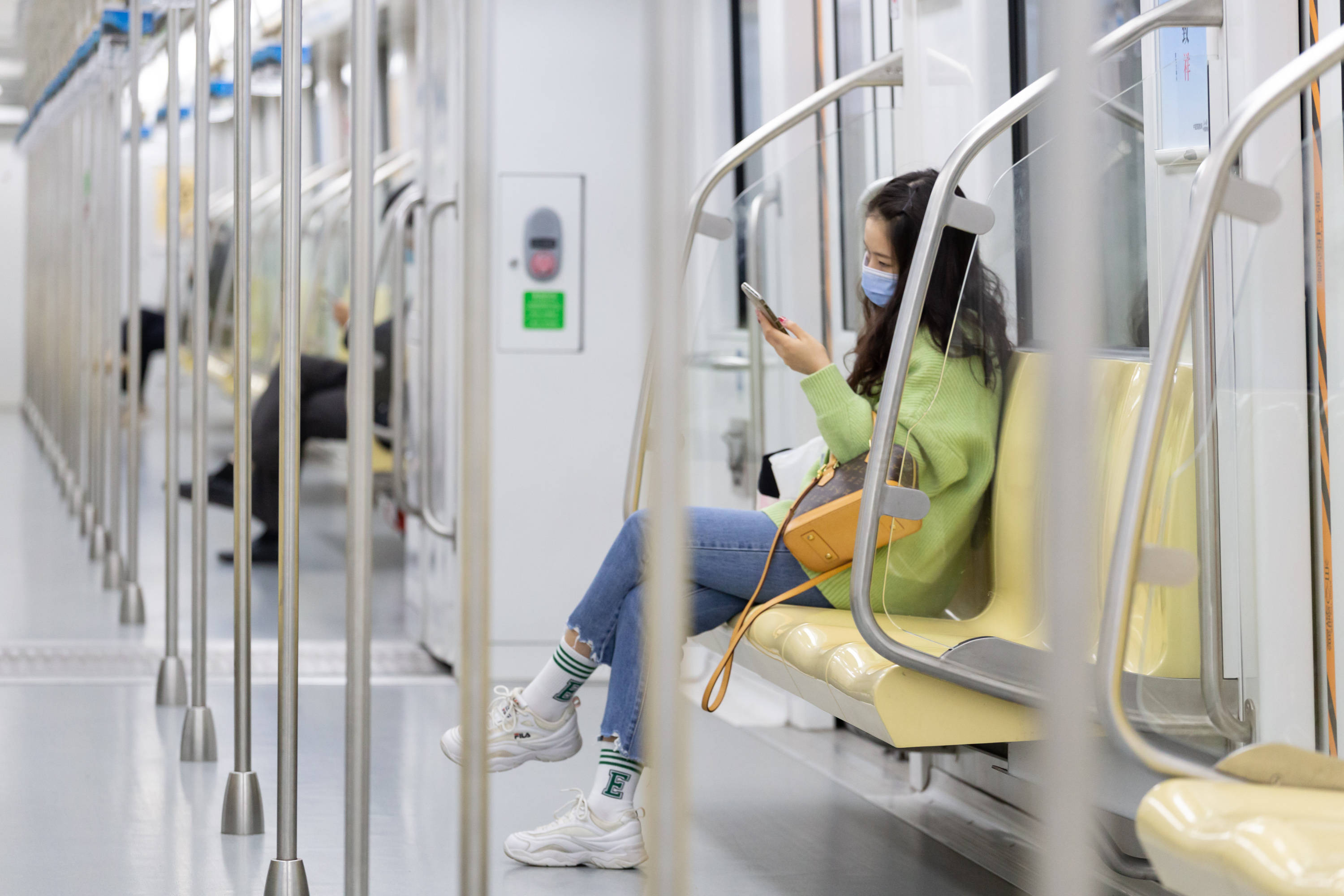 乘客在南京地铁10号线上使用手机