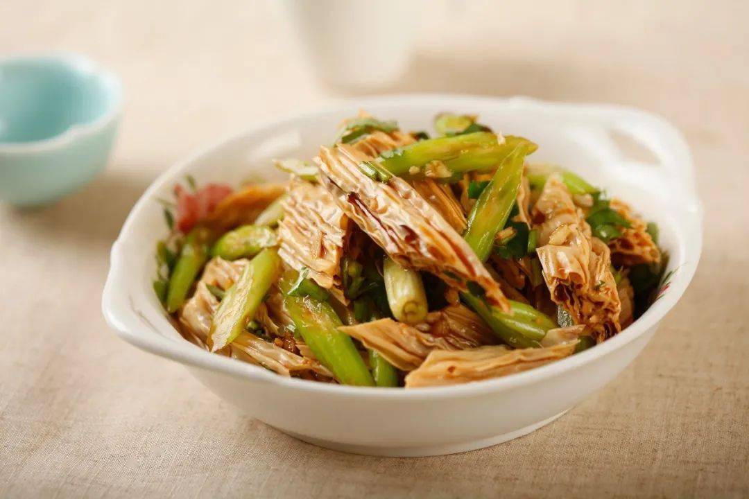 吃了碗剩菜,男子失明瘫痪!医生呼吁:这四种隔夜菜,千万别吃