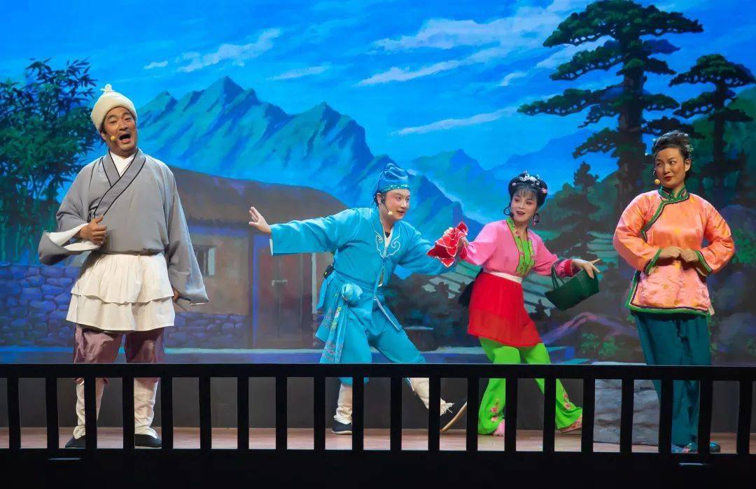 惊险刺激的杂技,婉转悠扬的汉剧,栩栩如生的木偶戏……客家戏剧就是