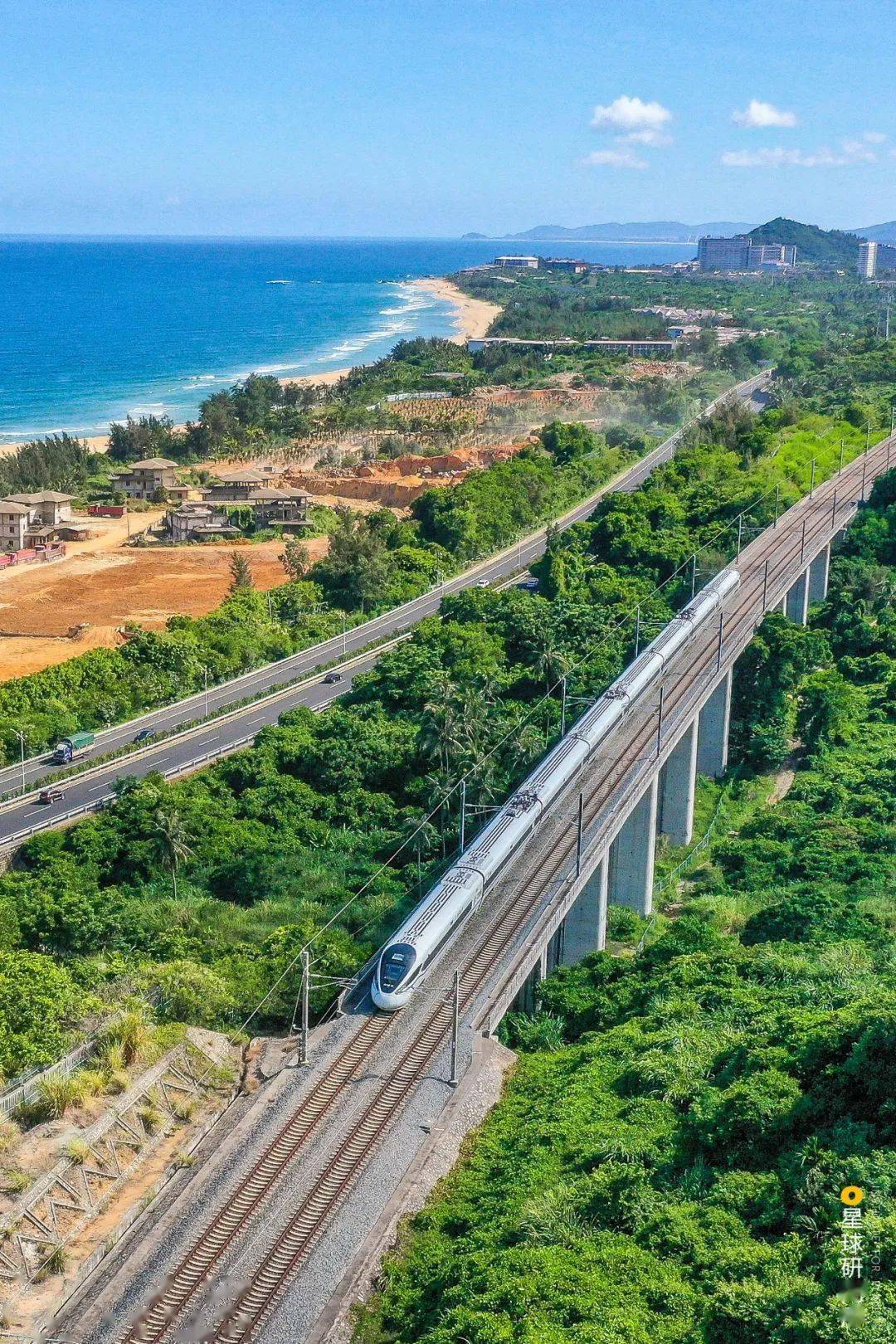 陵水香水湾,摄影师@吴坤锦)全长653km是世界首条热带滨海环岛高铁海南