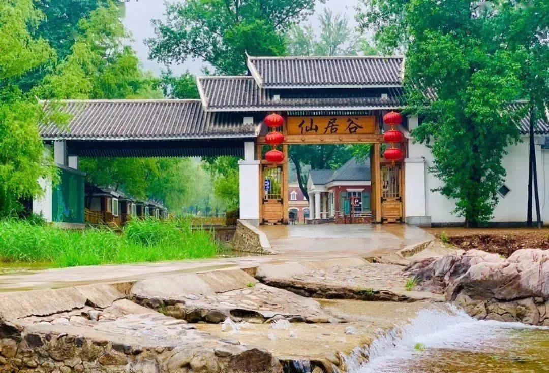 依山傍水,群峰环绕 潭瀑众多,林荫蔽谷,环境优美 仙居谷景区内繁花