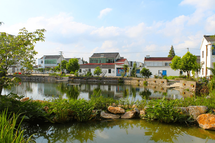 紅光村位於丹陽市四大古鎮之一的訪仙鎮東北部,東鄰常州,北接丹北鎮