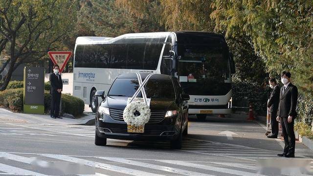 灵车驶过李健熙生前故地,公司职员纷纷送行.