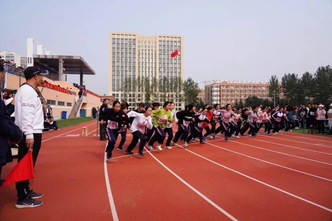 学习新思想·做好接班人——临沂四中体育馆启用仪式暨2020年秋季主题