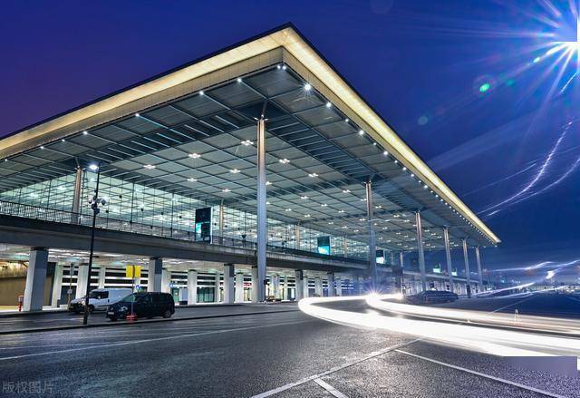 德国舍内费尔德,柏林勃兰登堡机场第一航站楼灯火通明,机场于今日起