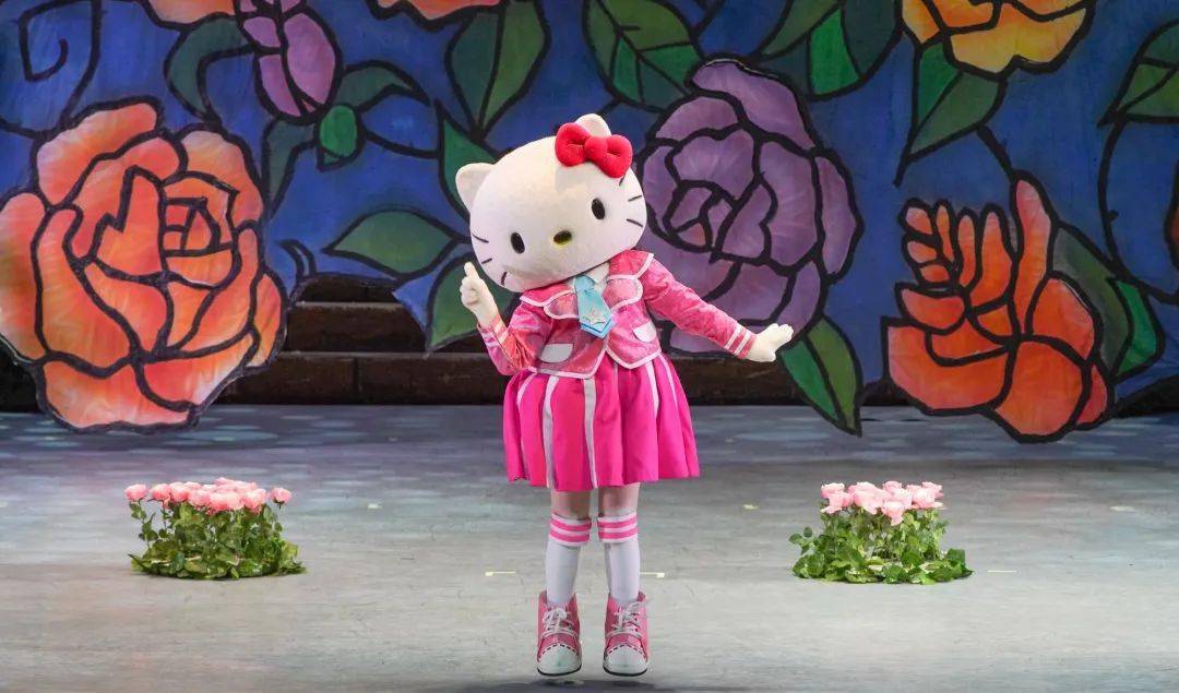 kitty和mimmy一定过了一个难忘的生日在家人和游客朋友的陪伴下在天使