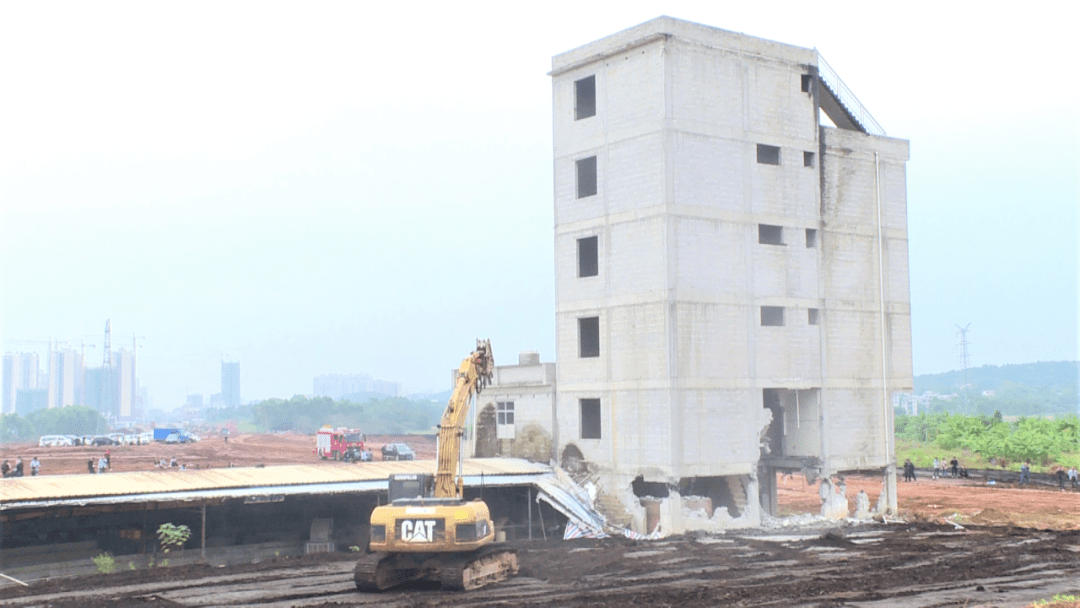 平南县政府派动300多人,拆除两间违法建筑物,涉违占地2000多平方米!